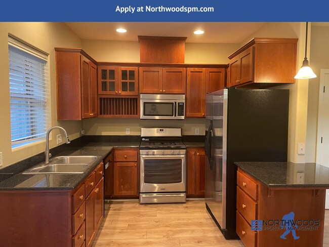 Building Photo - Beautiful 2 Bedroom 2.5 Bath Townhouse in ...