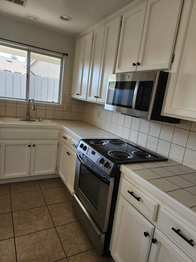 Building Photo - 3 Bedroom 2 Bath in HOA Community with Com...