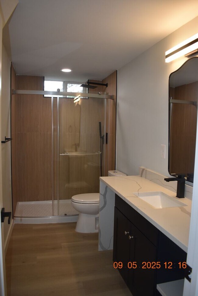 Building Photo - 4 bedroom / 3 bath / Beautifully Updated