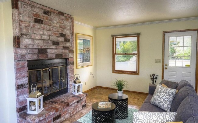 Building Photo - 1004 Acacia St