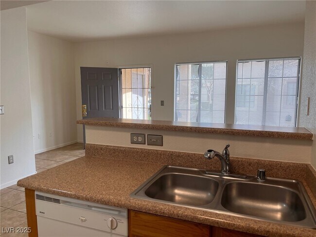 Building Photo - 2121 Hussium Hills St