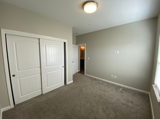 Building Photo - Country property located in Hilmar!