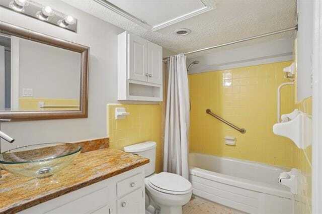 Building Photo - 2700 Whitney Pl