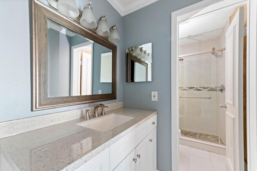 Building Photo - 3757 Cocoplum Cir