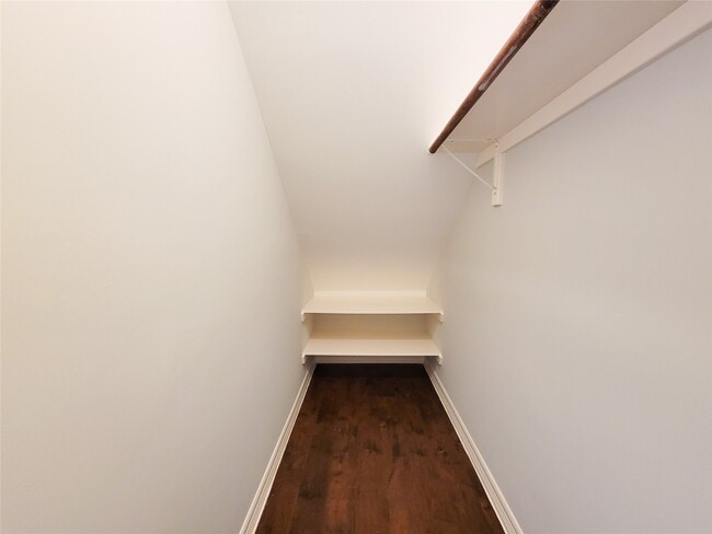 Building Photo - 2416 La Branch St