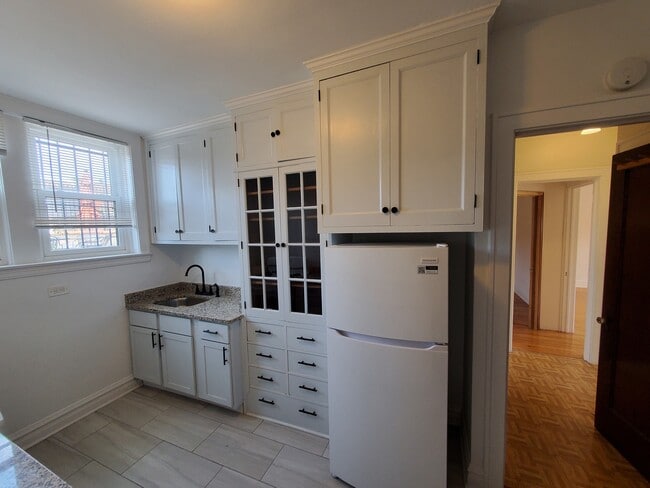 Building Photo - 2352 N Spaulding Ave