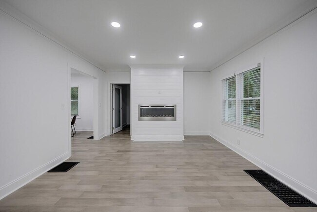 Building Photo - 593 Lynnhaven Dr SW