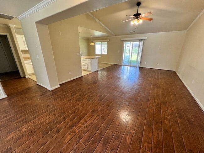 Building Photo - Cul-De-Sac in SE Visalia Neighborhood