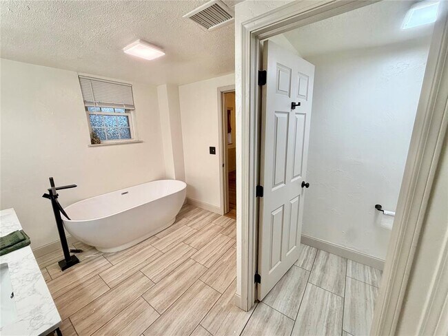 Building Photo - 408 5th St