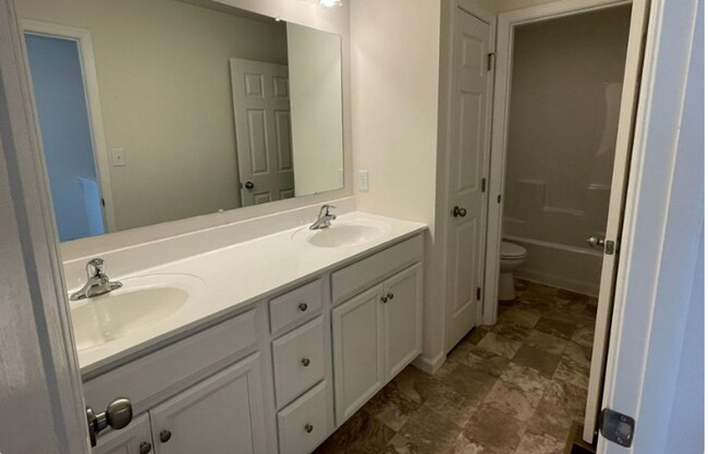 Building Photo - Stunning 4 bedroom 2.5 Bathroom Home in Ma...