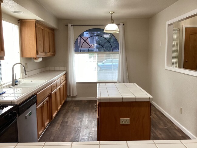 Building Photo - 3 Bedroom Home in Elk Grove