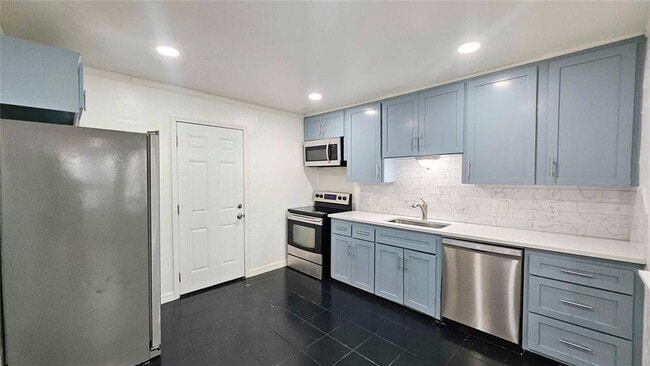 Building Photo - 721 Proctor Pl