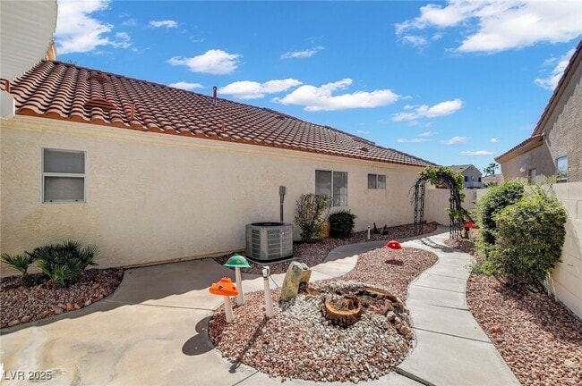 Building Photo - 9740 Bootstrap