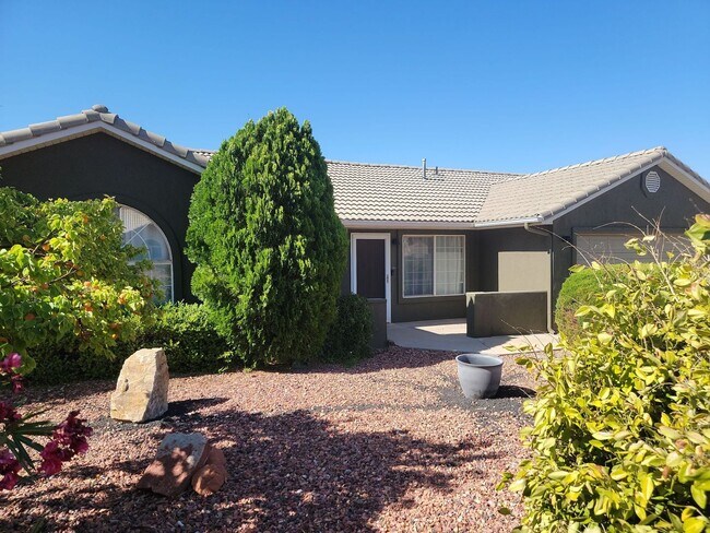 Primary Photo - Stunning 4 Bedroom Home in Ivins with Red ...