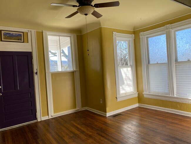 10 ft ceilings in living room and bedroom - 5920 Kellogg Ave