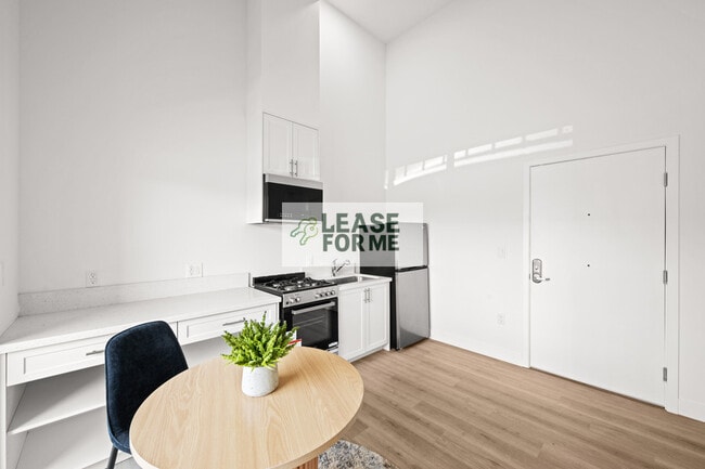 Building Photo - 4348 Woodlawn Ave