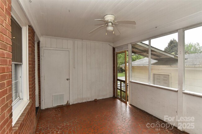 Building Photo - 420 Seneca Pl