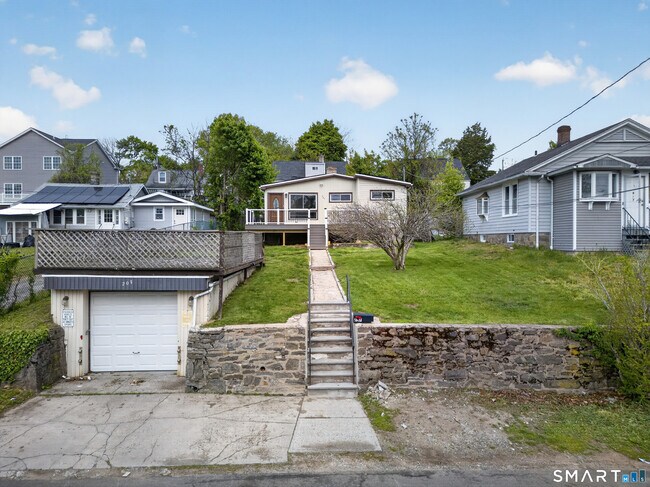 Building Photo - 207 Hillcrest Rd