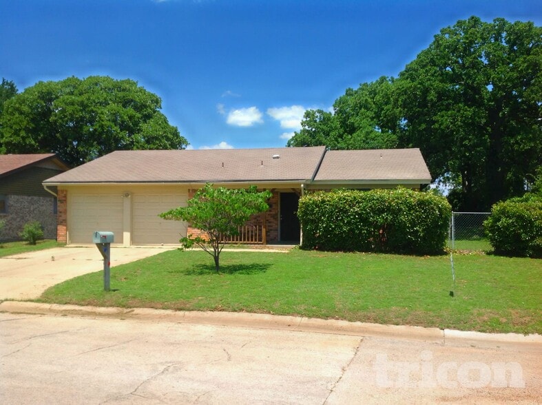 Building Photo - 1721 Oak Tree Dr