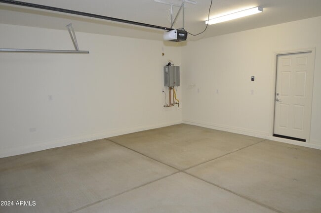 Building Photo - 1306 W Sparrow Dr