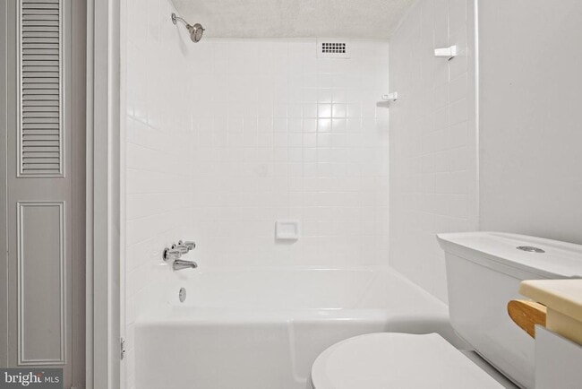 Building Photo - 4600 S Four Mile Run Dr