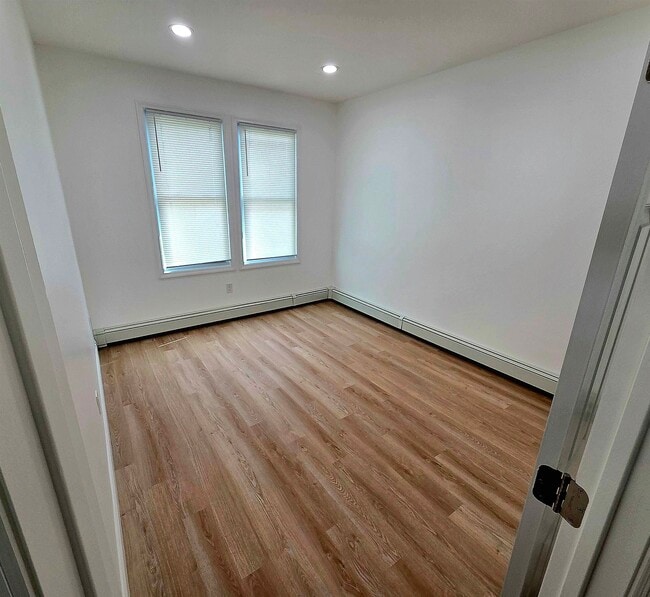 Building Photo - 129 W 27th St