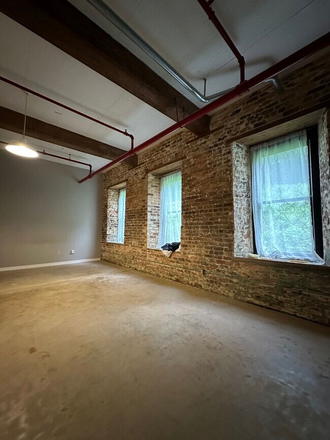 Building Photo - 1 bedroom condo on the river