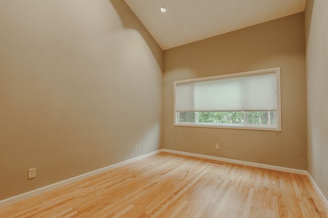Building Photo - 2 Bedroom 1.75 Bathroom Townhome in Federal Way WA