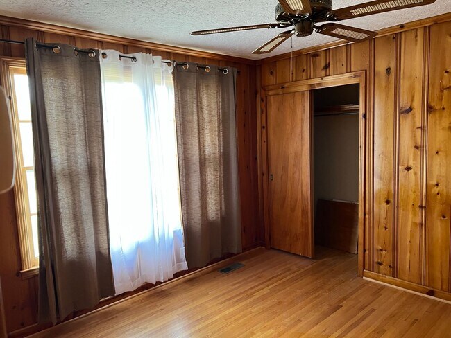 Building Photo - 2411 Chapman Dr