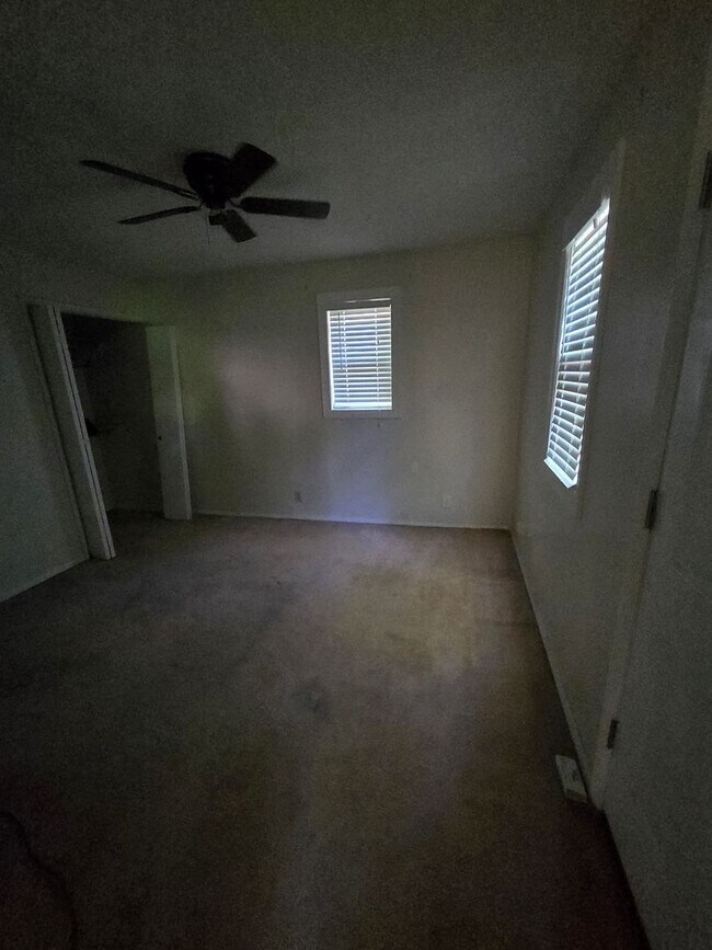 Building Photo - Great location 3 bed 1 bath with appliances!