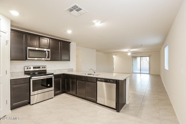Building Photo - 9068 S 253rd Dr
