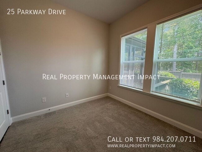 Building Photo - 25 Parkway Dr