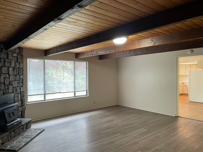 Building Photo - Spacious 3 Bed 2 Bath Home-Located on a Corner Lot in Quiet Neighborhhood