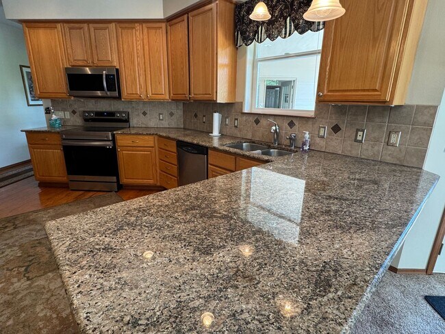 Building Photo - 3 Bed, 2 Bath PLUS Bonus Room SHORT TERM R...