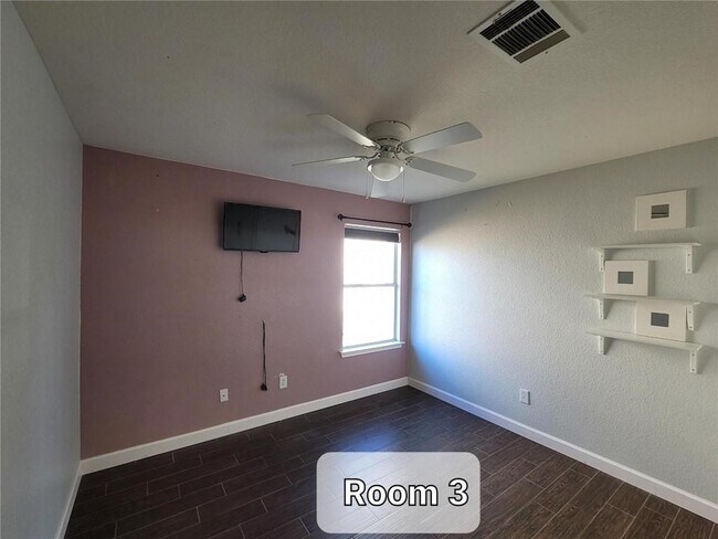 Building Photo - 204 Phillips St