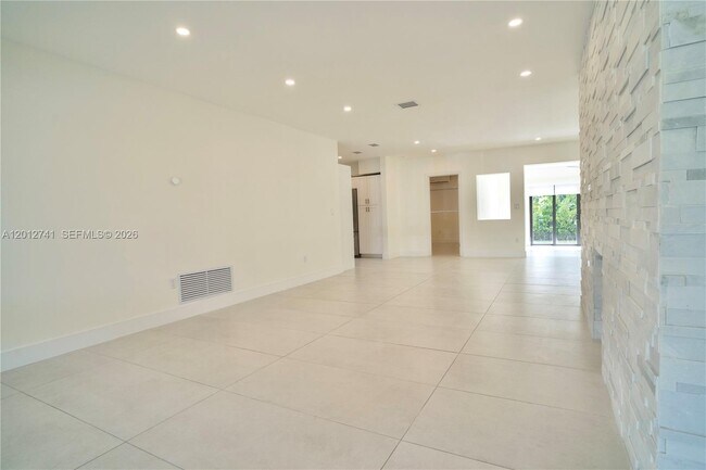 Building Photo - 8811 Carlyle Ave
