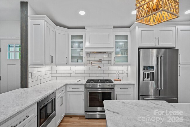 Building Photo - 18026 Whispering Oaks Dr