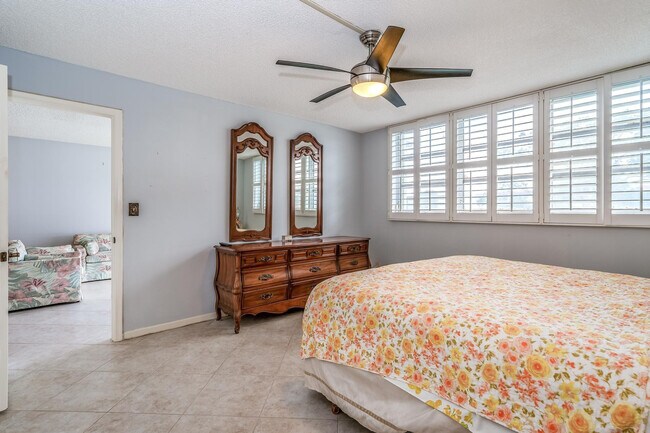 Building Photo - 9500 N Hollybrook Lake Dr