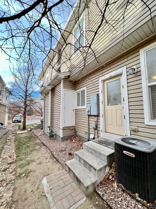 Building Photo - Spacious 2 Bed/2/5 Bath Townhome at The Bluffs at Spring Creek