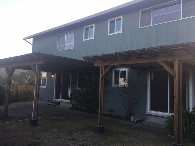 Building Photo - Available Now ~ Beautiful 4 bed/3 bath Home in Novato ~ Views ~ 2 Level