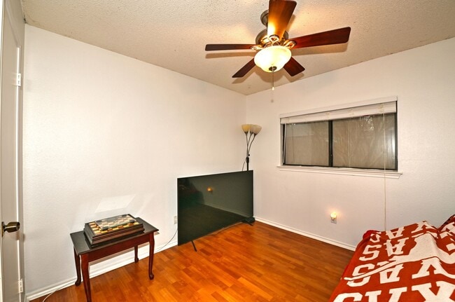 Building Photo - Spacious cozy home  |  Great location  |  2 bedroom  |  1 bath  |  1 car garage