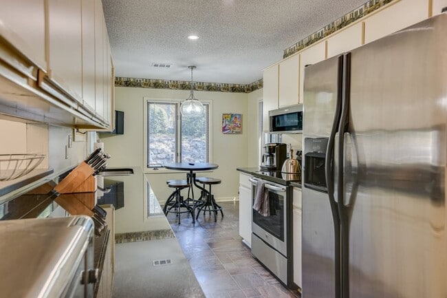 Building Photo - 3247 Summerchase Cir