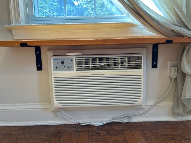 Building Photo - One Bedroom Apartment in Palisades NW Includes Parking