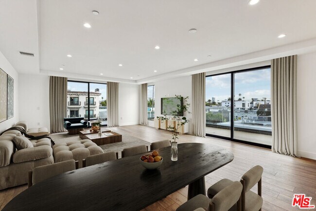 Building Photo - 725 Croft Ave