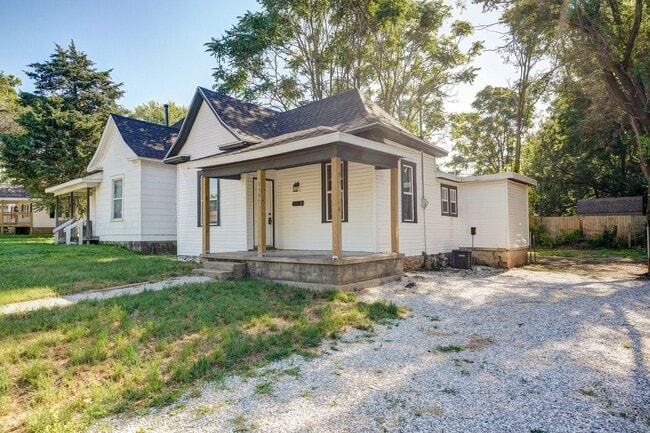 Building Photo - 3 Bedroom, 1 Bathroom remodeled house!
