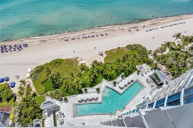 Building Photo - 17001 Collins Ave