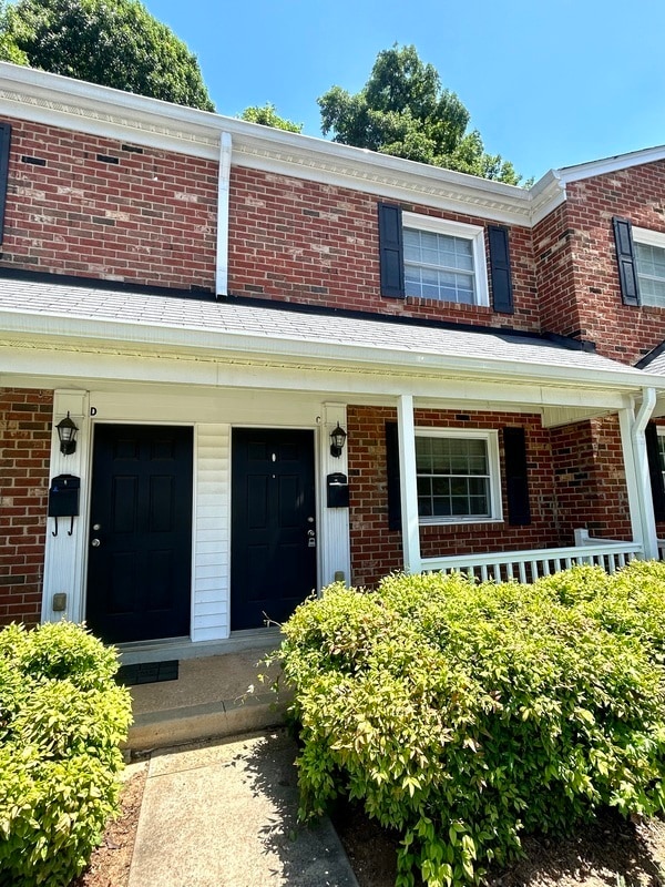 Building Photo - 1215 Green Oaks Ln