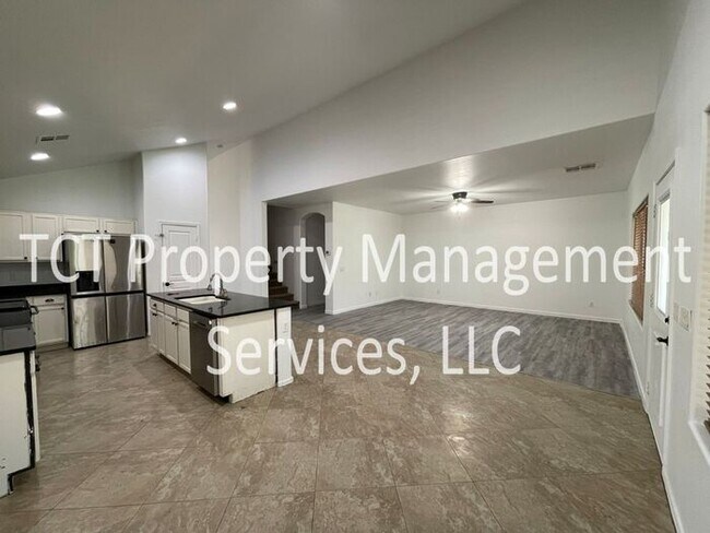 Building Photo - Large 6 Bedroom with Grass Backyard!