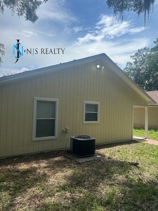 Building Photo - GORGEOUS 3/2 1200 sq ft home with FRESH PA...