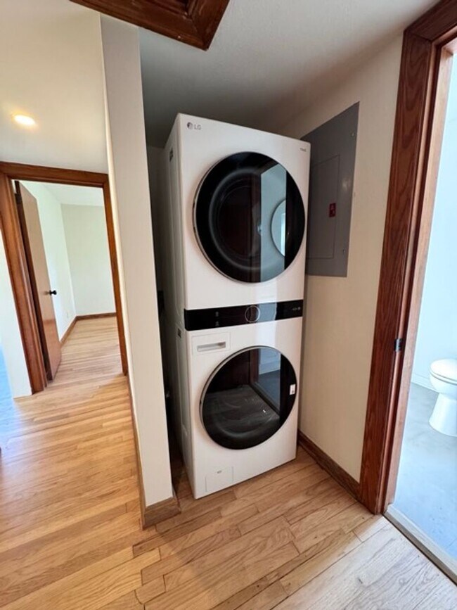 Building Photo - Immaculate, fully remodeled home in the hi...